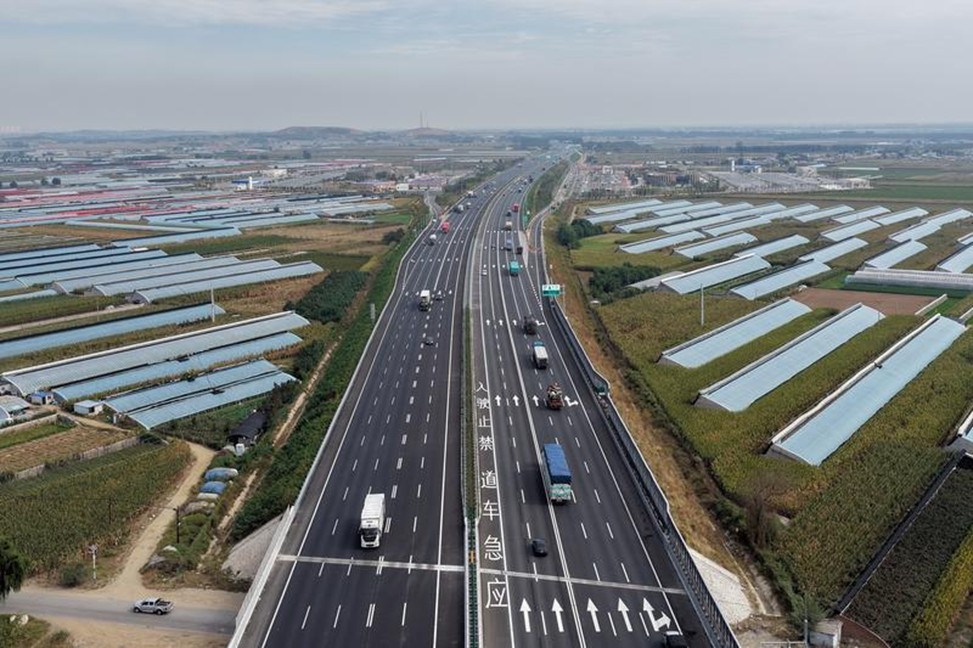 中国首条长距离十车道高速公路通车的科技密码