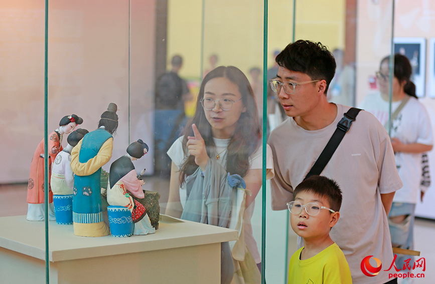 游客正在参观泥人张彩塑。实习生 耿嘉阳摄
