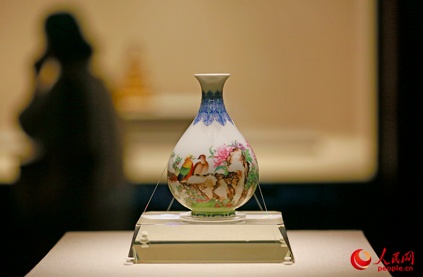 天津博物馆馆藏文物——清乾隆款珐琅彩芍药雉鸡图玉壶春瓶。人民网记者 崔新耀摄