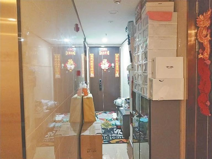 一住户将杂物堆满消防通道